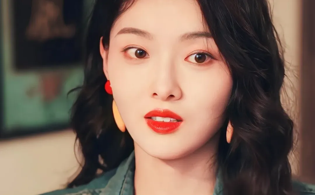 年代短剧女主的复古港风穿搭