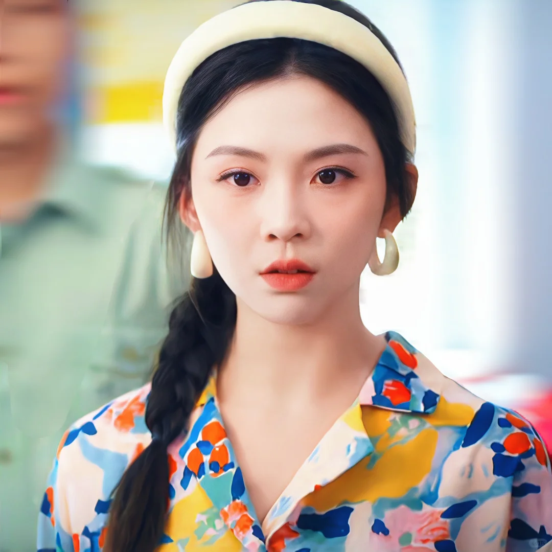 年代短剧女主的复古港风穿搭