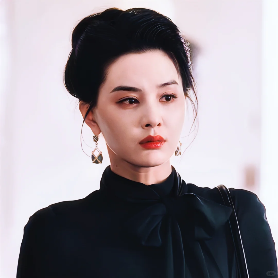 年代短剧女主的复古港风穿搭