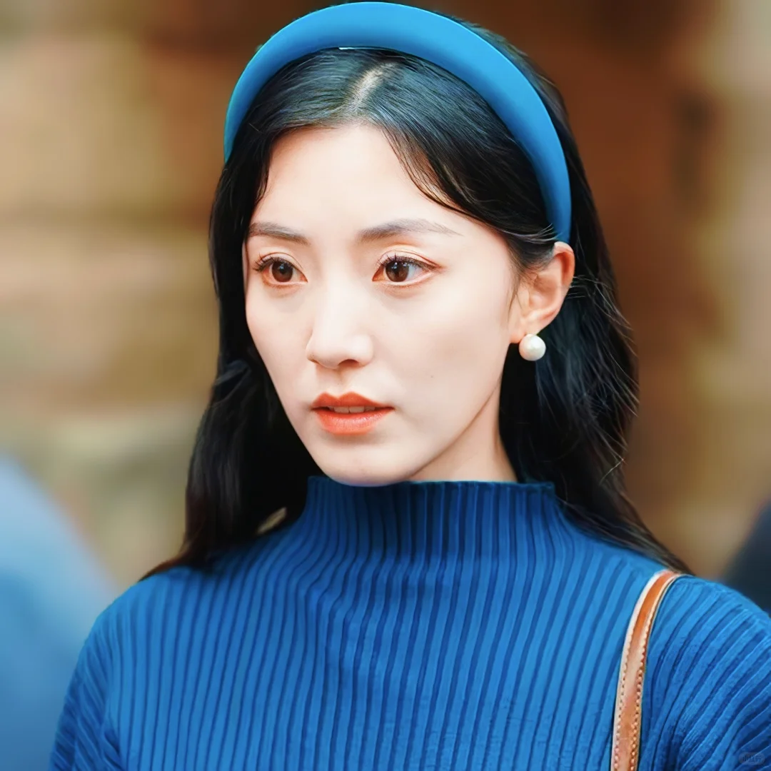 年代短剧女主的复古港风穿搭