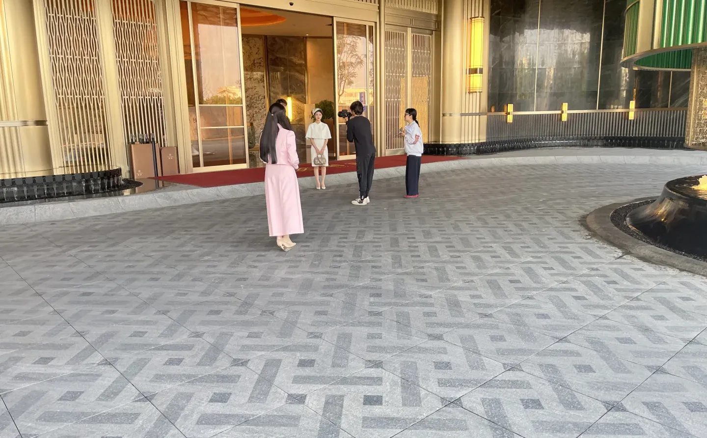 谁懂啊，在售楼部撞见霸道总裁短剧拍摄