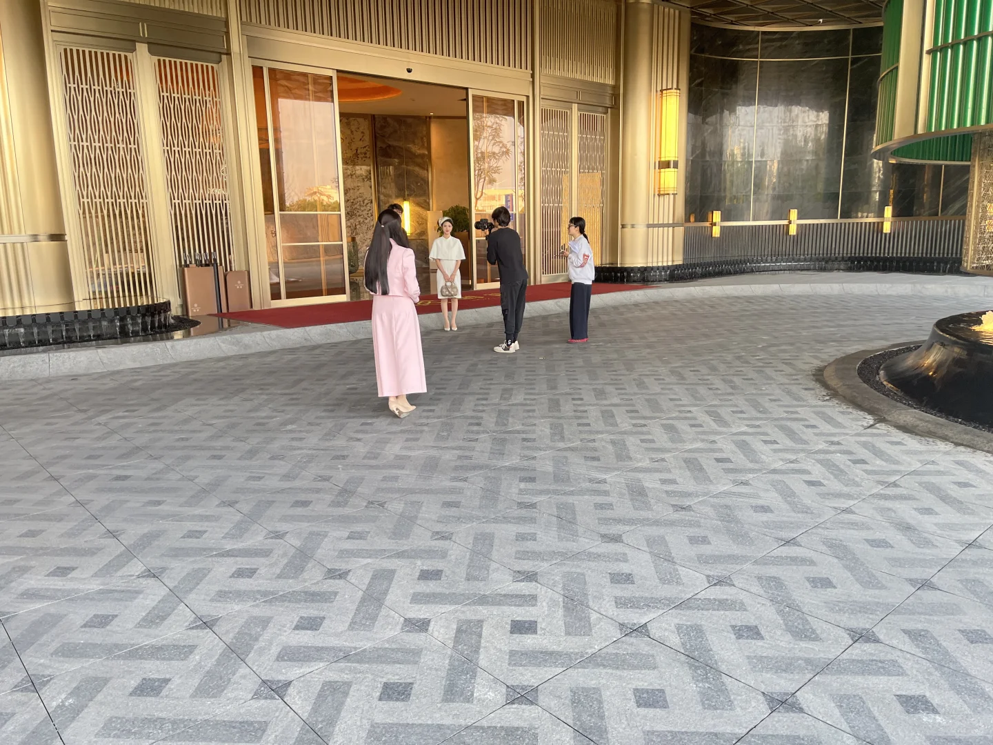 谁懂啊，在售楼部撞见霸道总裁短剧拍摄