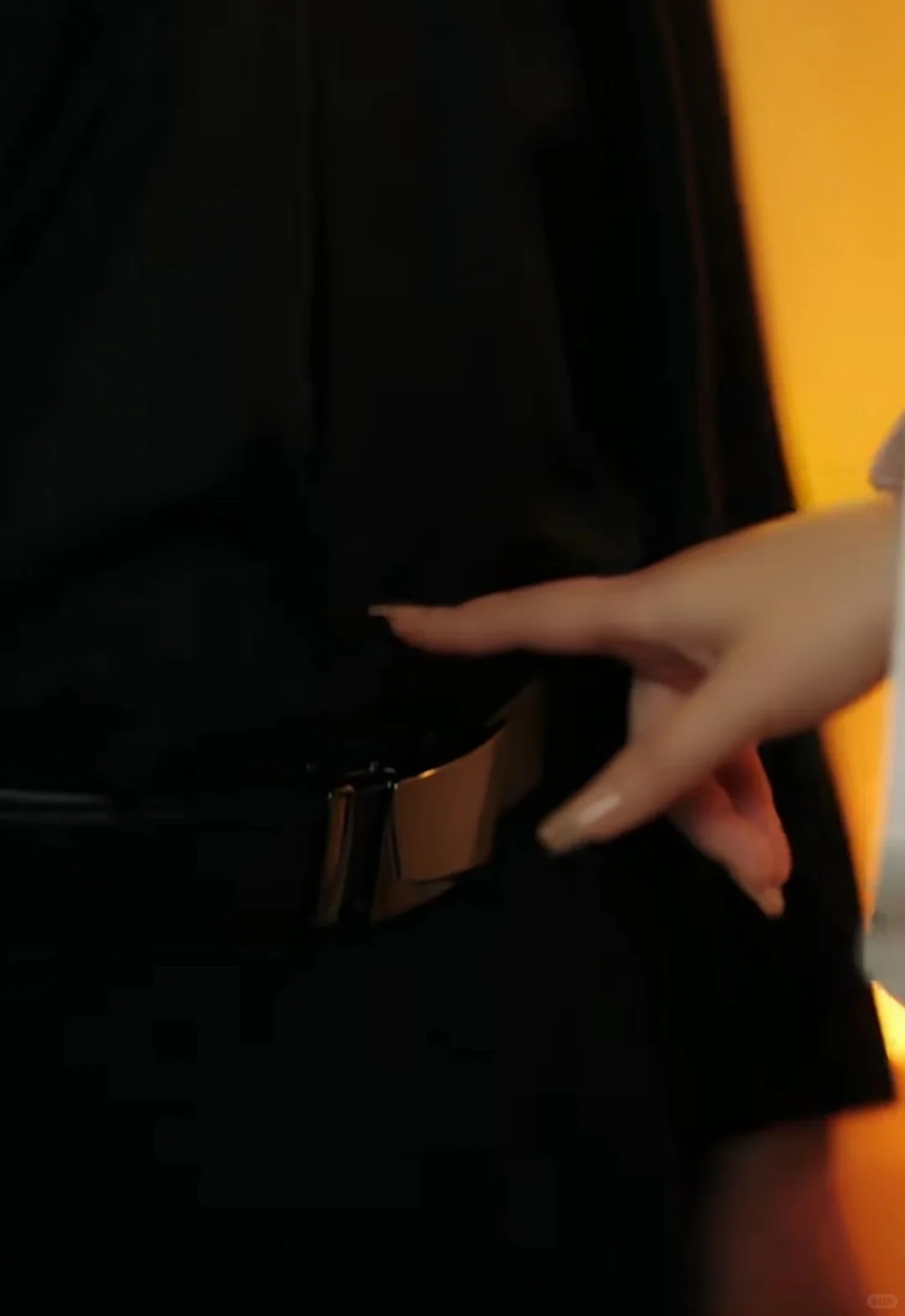 谁的手？谁的腰？