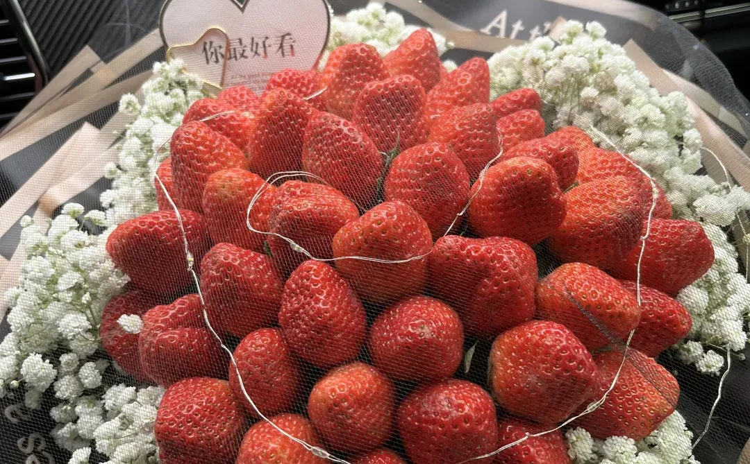 这一把草莓真的很难不爱！圣诞送礼封神！