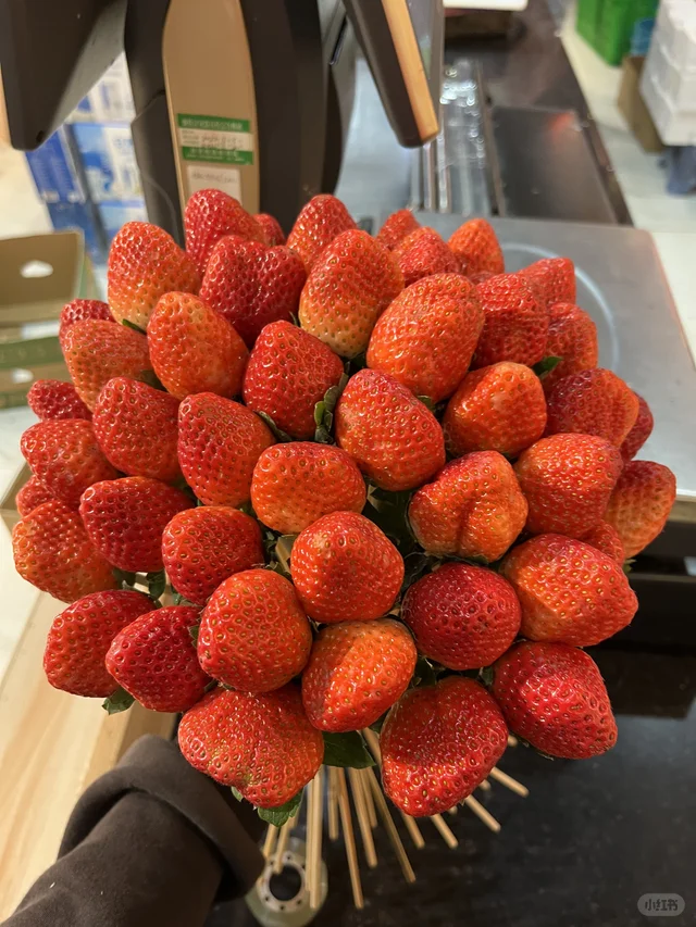 这一把草莓真的很难不爱！圣诞送礼封神！