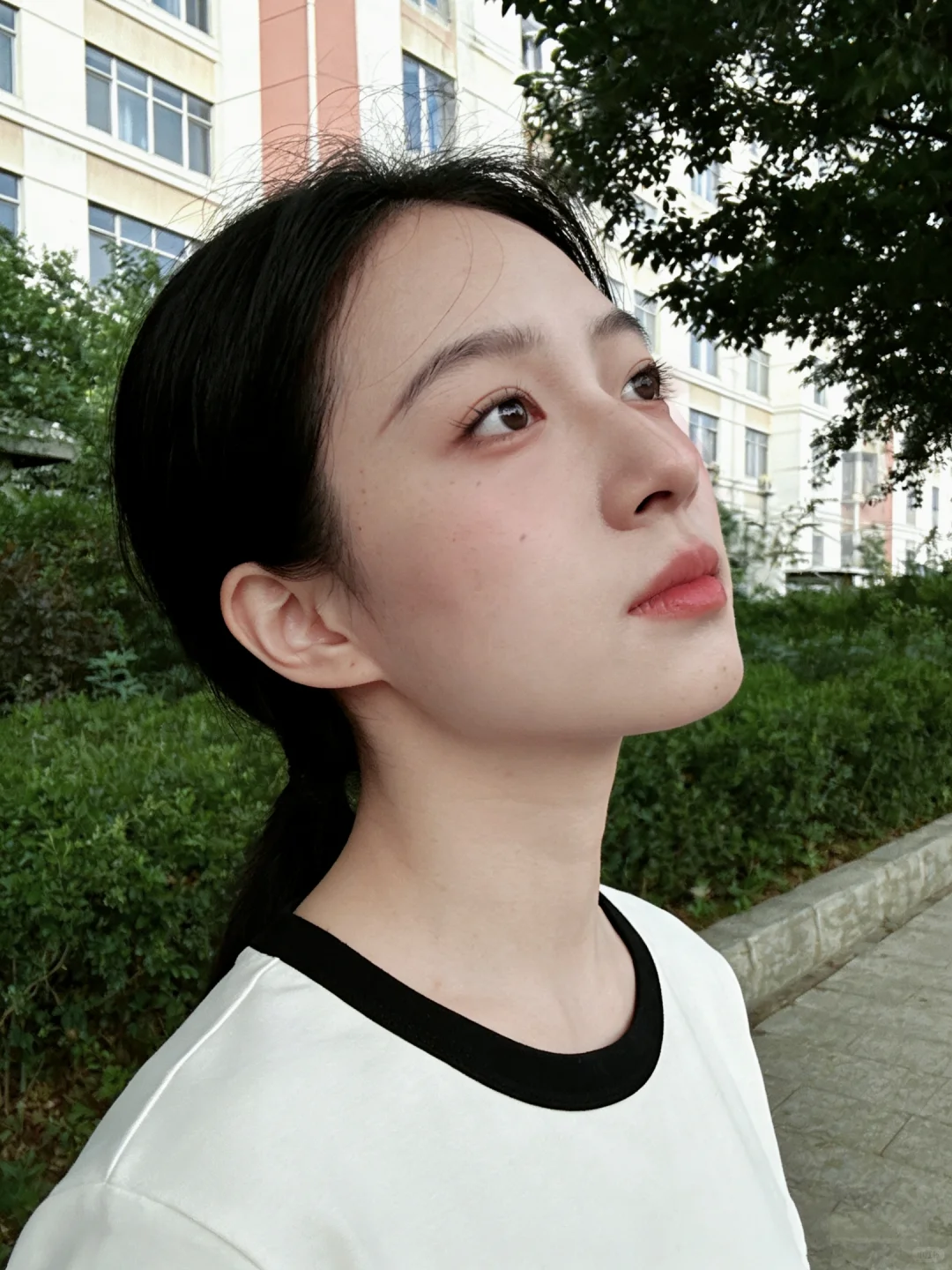 淡颜普女毫无畏惧上街