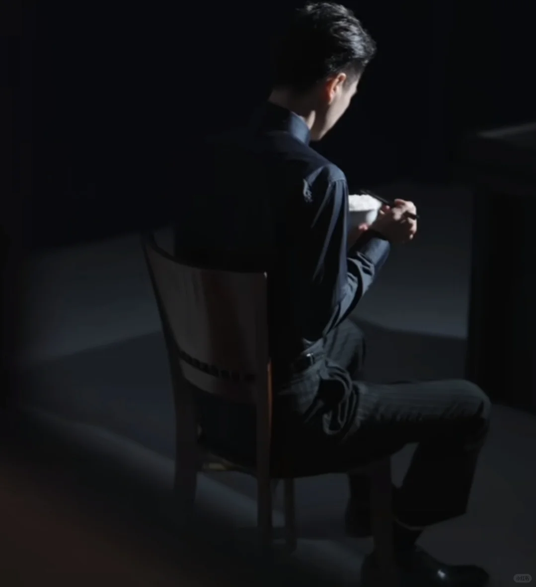 也是看见吃公家饭的总裁了，真tm好看真的