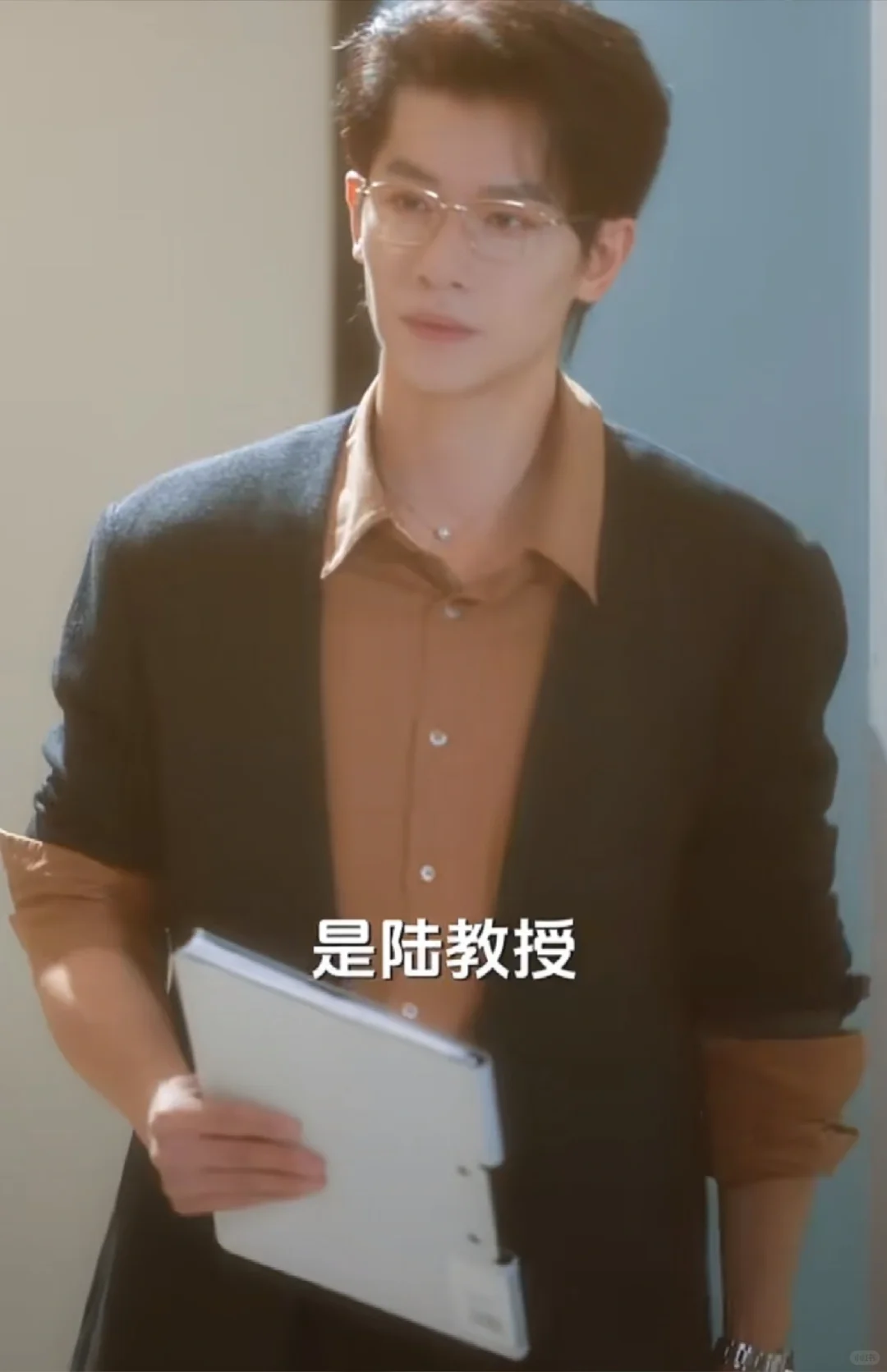 蛮有新意的，女主和女儿一起穿书，男主真帅