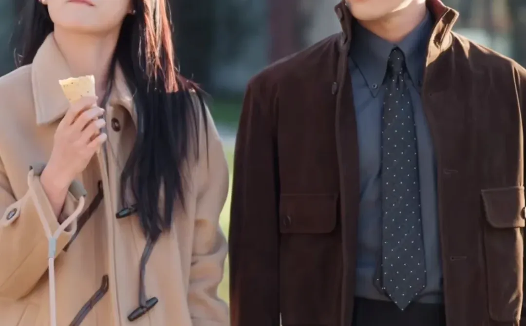 谁家霸总坐飞机抱四个娃娃？阮朝阳家的