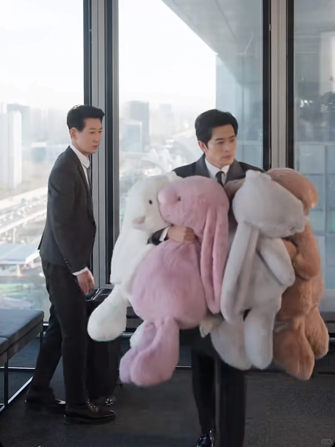 谁家霸总坐飞机抱四个娃娃？阮朝阳家的