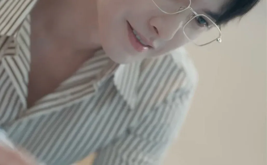 又是熟人下海的感觉🤣演的挺好，吻技不行😂