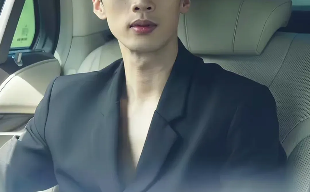 这剧有一种平静的癫感，剧情很有意思闭眼入