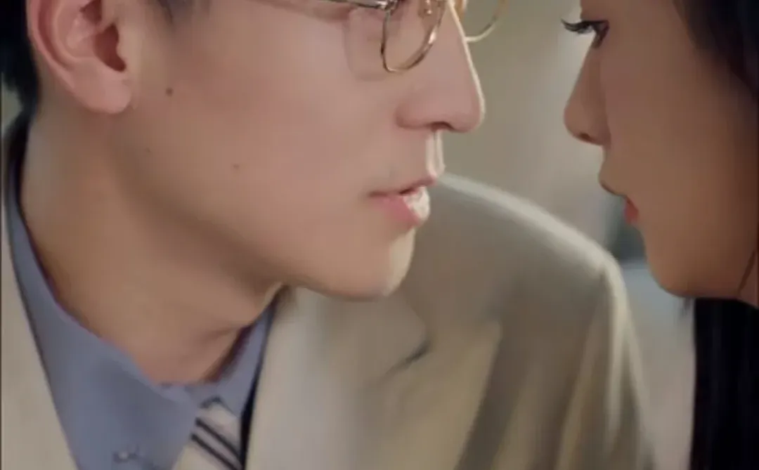 搞笑好看，女主有改剧本能力，男主温柔爹系