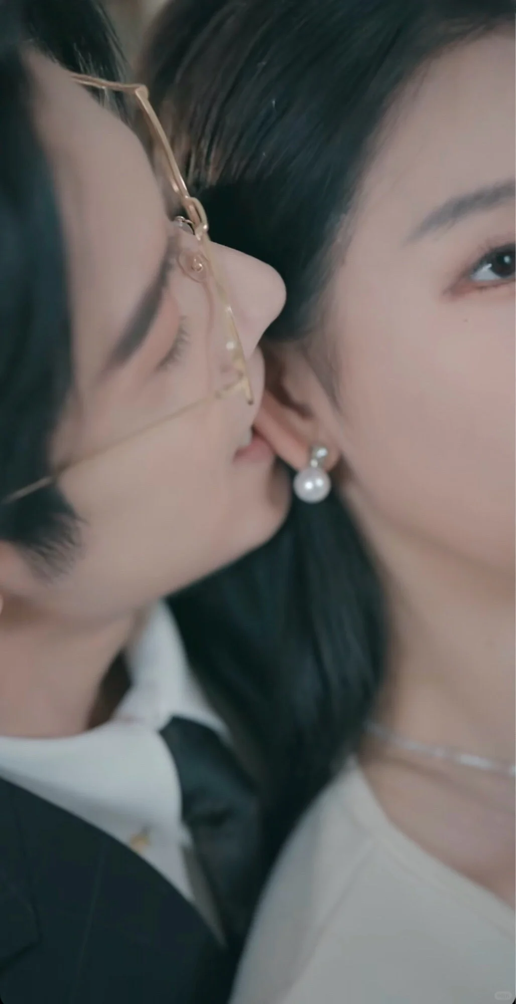 又是熟人下海的感觉🤣演的挺好，吻技不行😂