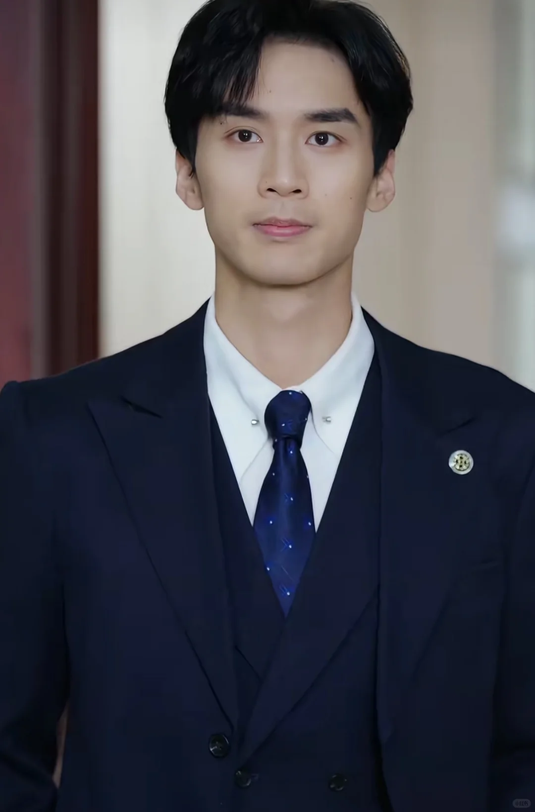 这剧有一种平静的癫感，剧情很有意思闭眼入