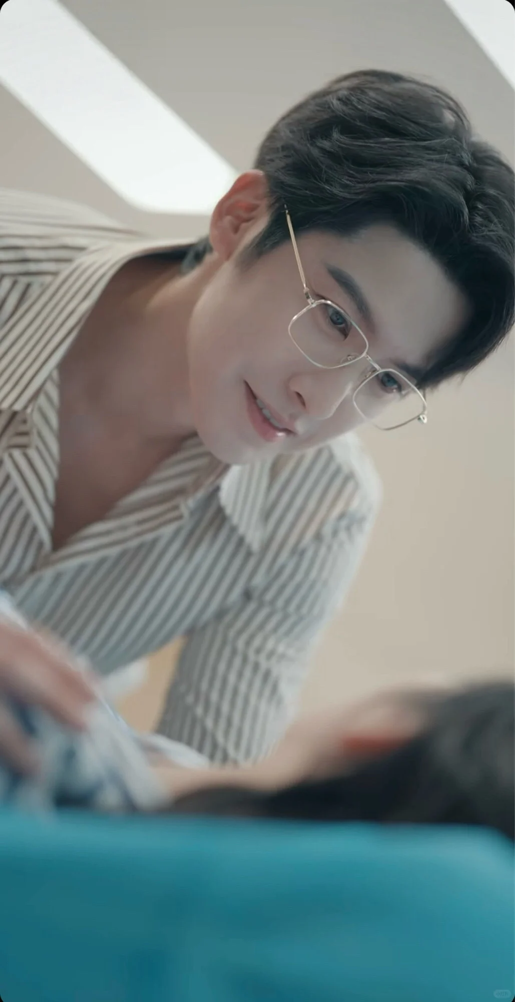 又是熟人下海的感觉🤣演的挺好，吻技不行😂