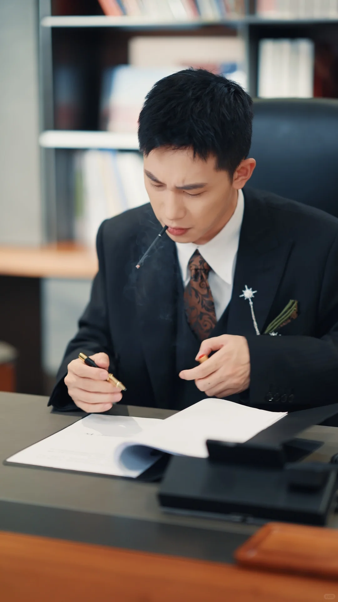 《前男友竟空降成为我老板》调色静帧