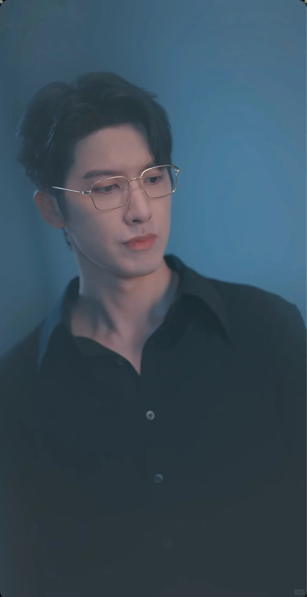 又是熟人下海的感觉🤣演的挺好，吻技不行😂