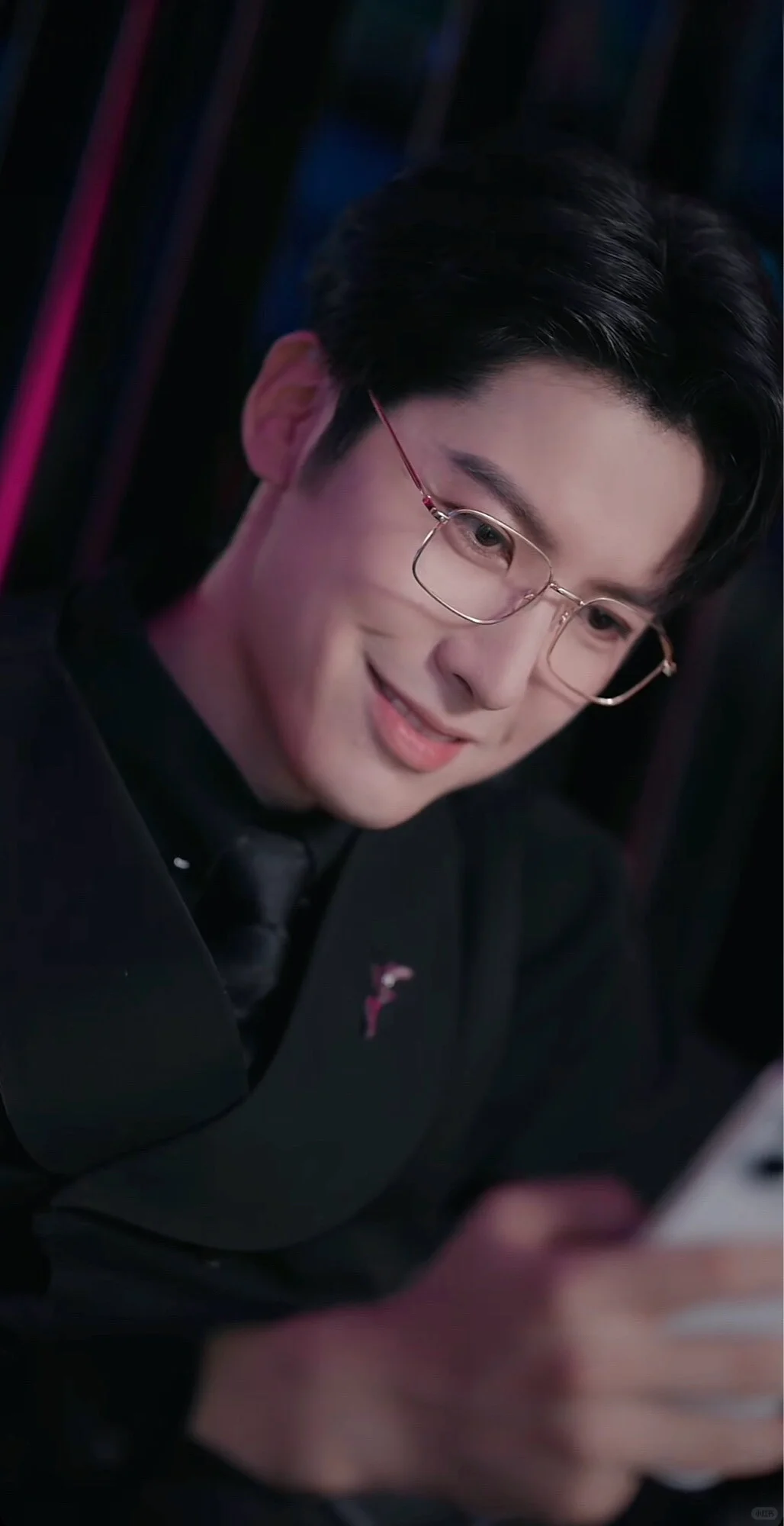 又是熟人下海的感觉🤣演的挺好，吻技不行😂