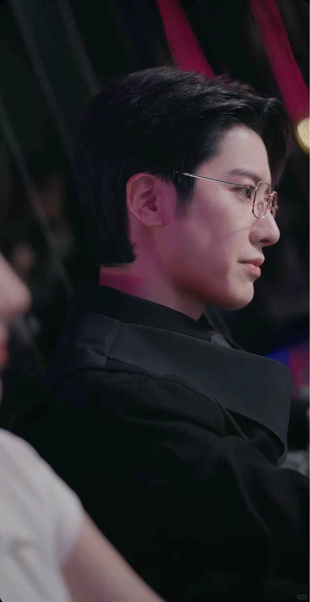 又是熟人下海的感觉🤣演的挺好，吻技不行😂