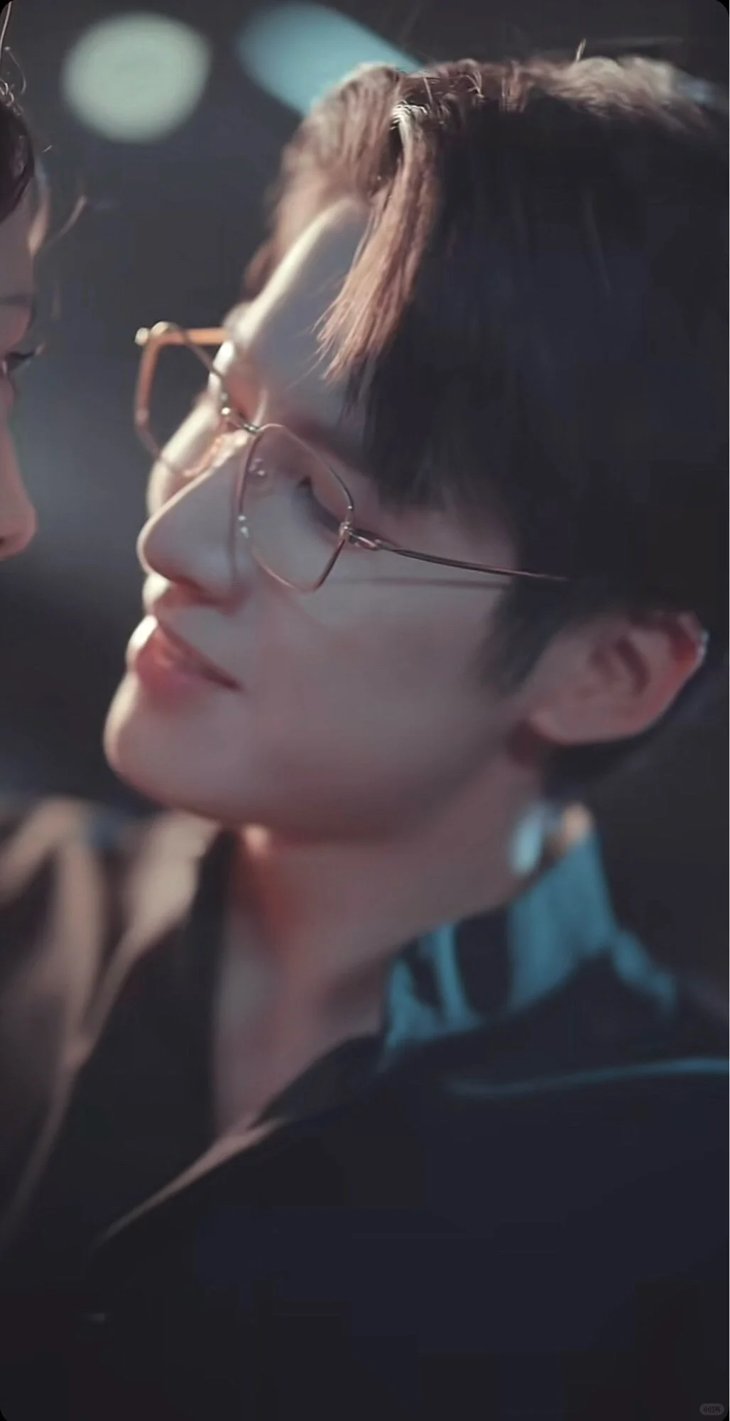 又是熟人下海的感觉🤣演的挺好，吻技不行😂