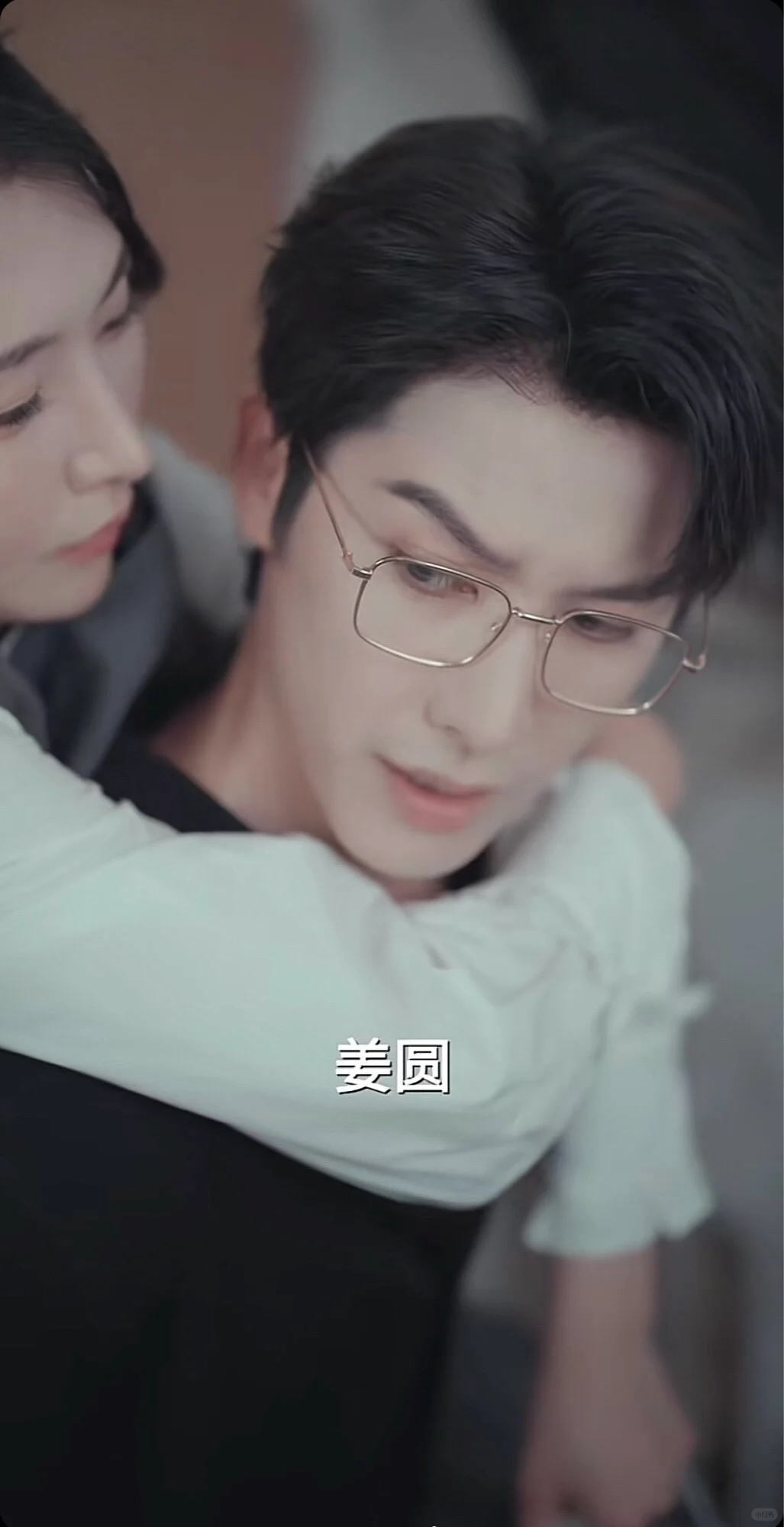 又是熟人下海的感觉🤣演的挺好，吻技不行😂