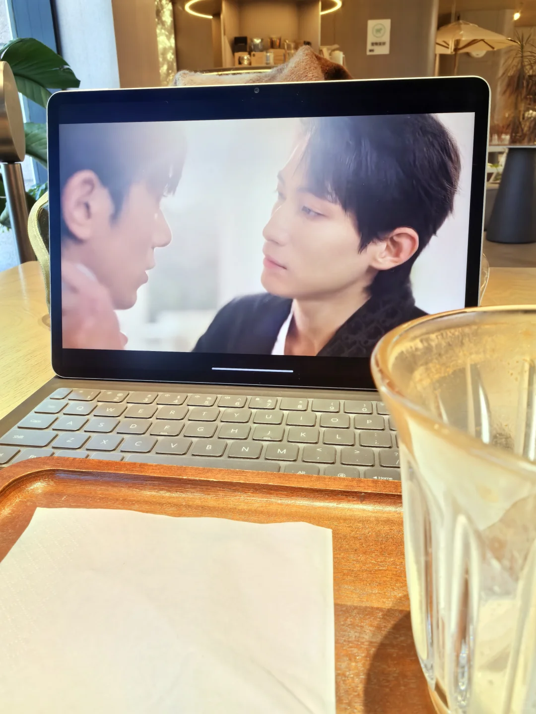 我的老天奶！第一集就这么刺激吗？我的眼睛