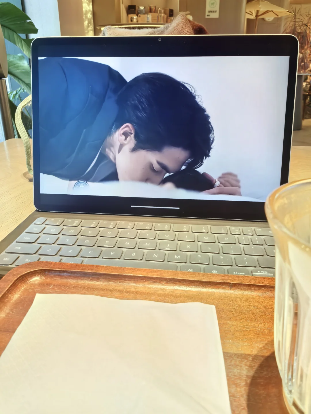 我的老天奶！第一集就这么刺激吗？我的眼睛