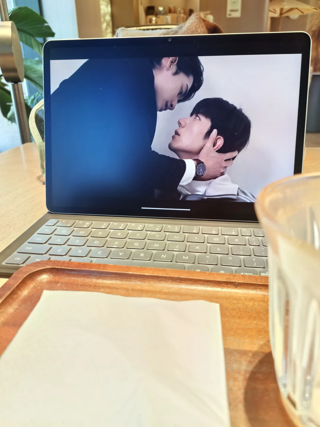 我的老天奶！第一集就这么刺激吗？我的眼睛