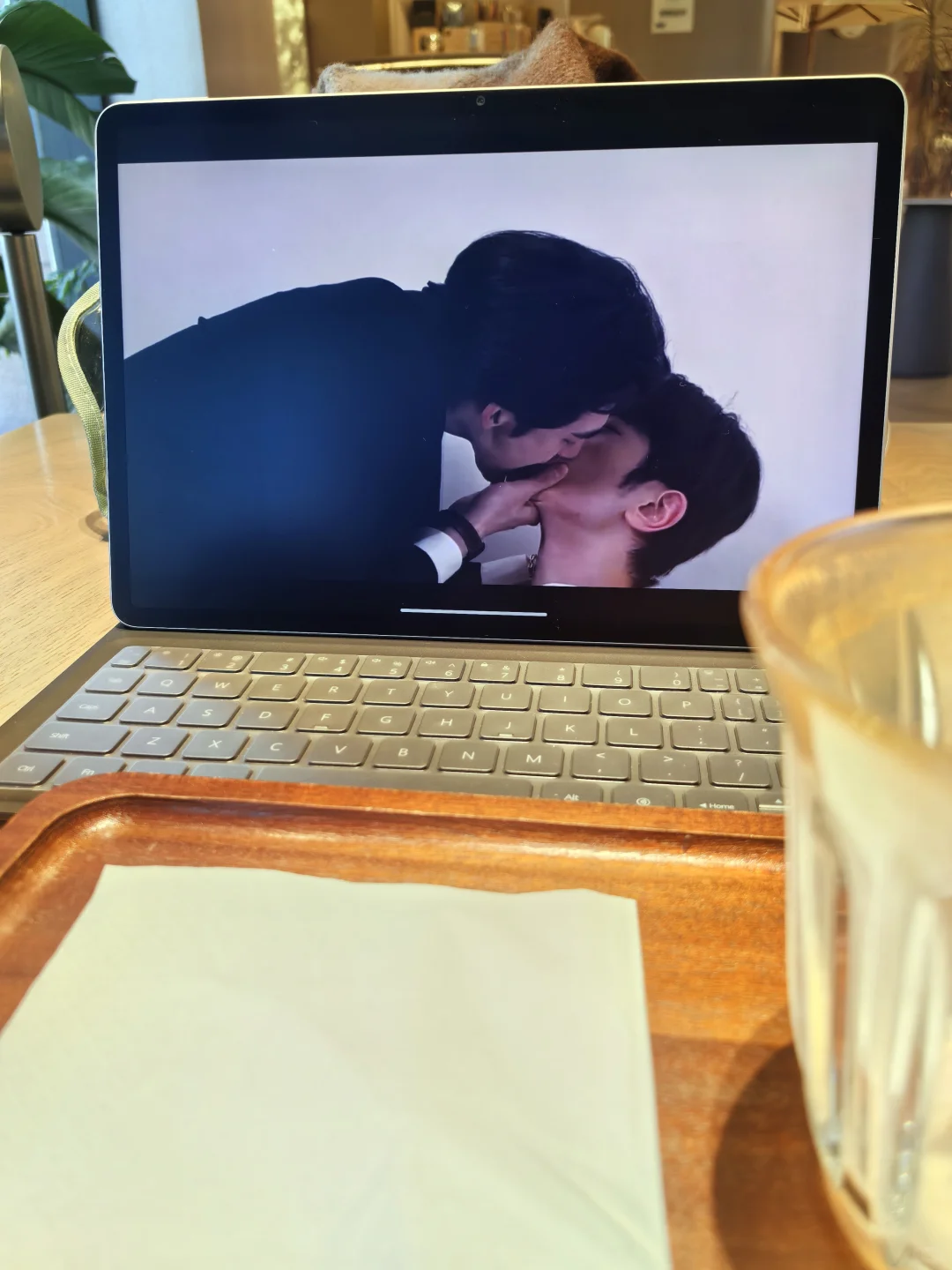 我的老天奶！第一集就这么刺激吗？我的眼睛