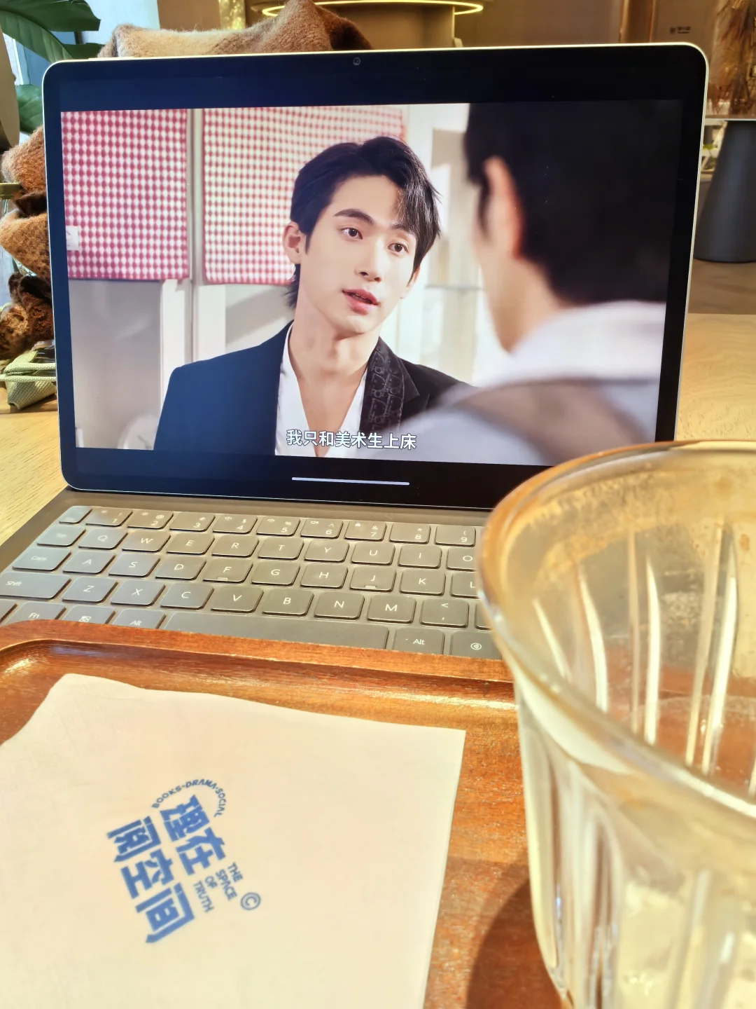 我的老天奶！第一集就这么刺激吗？我的眼睛