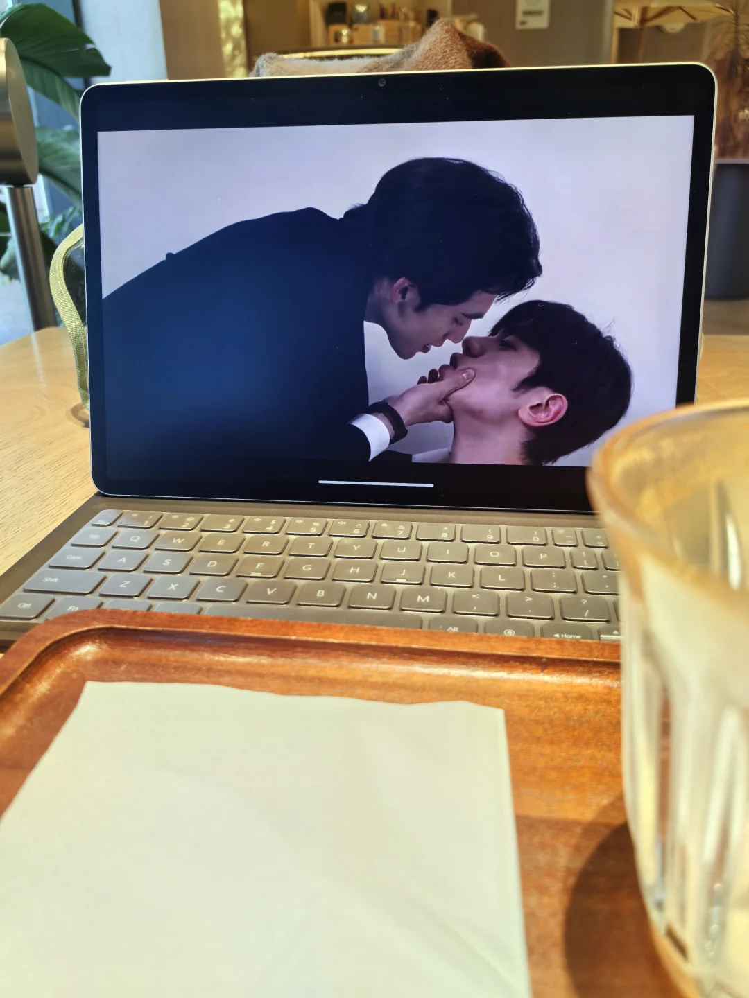 我的老天奶！第一集就这么刺激吗？我的眼睛