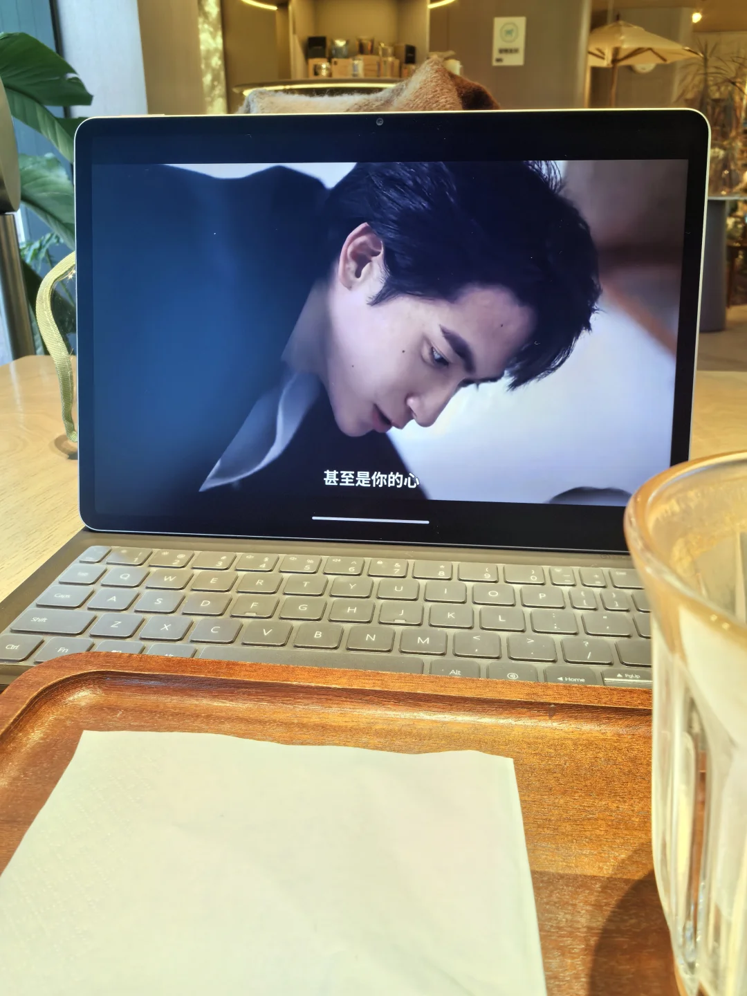 我的老天奶！第一集就这么刺激吗？我的眼睛