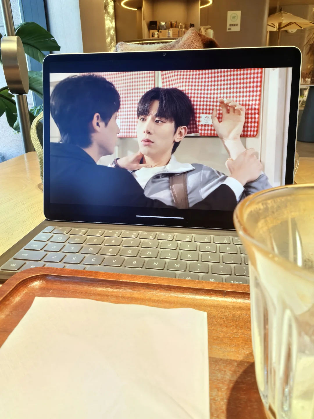 我的老天奶！第一集就这么刺激吗？我的眼睛