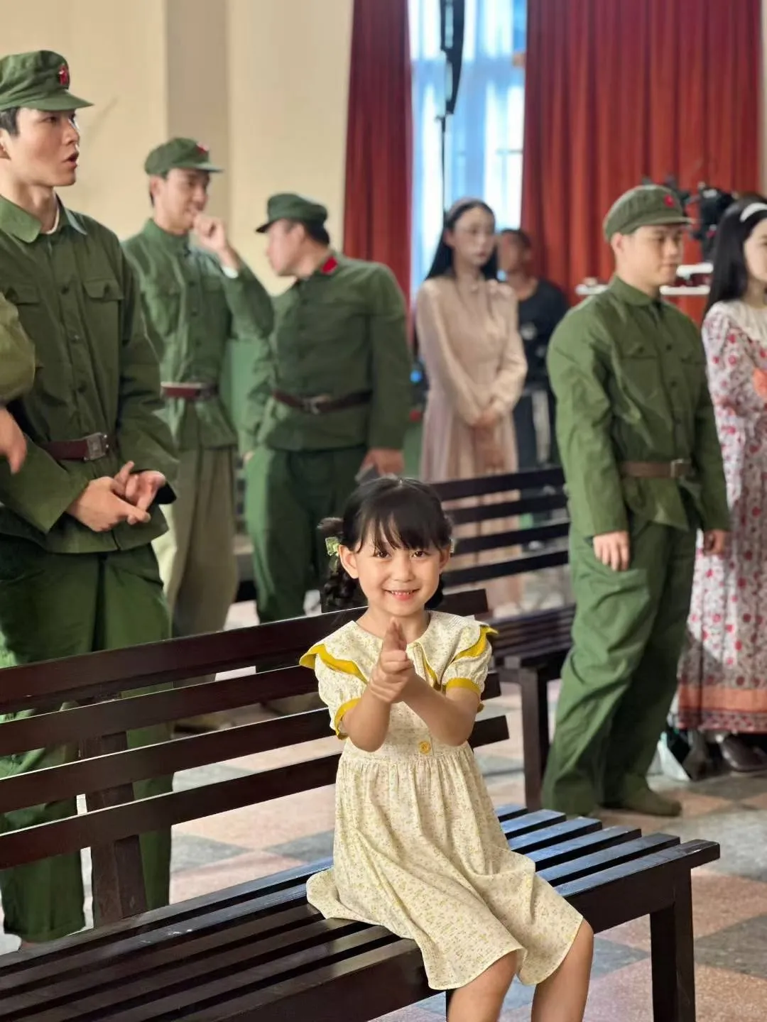 夏天外景的年代戏要热昏咯