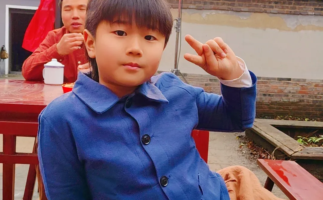 哥哥妹妹穿越80年代拍短剧，速围观