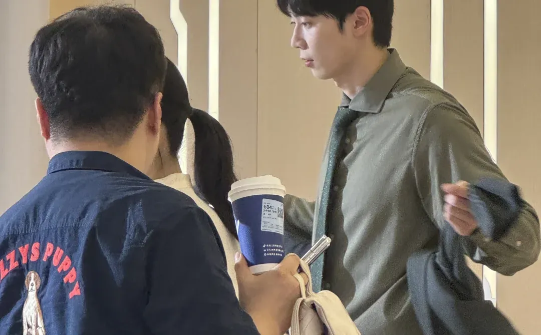 在郑州偶遇拍短剧的韩国人