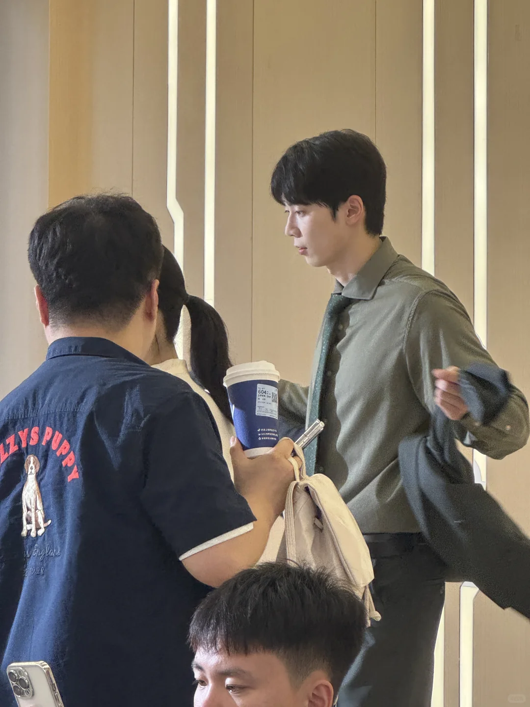 在郑州偶遇拍短剧的韩国人