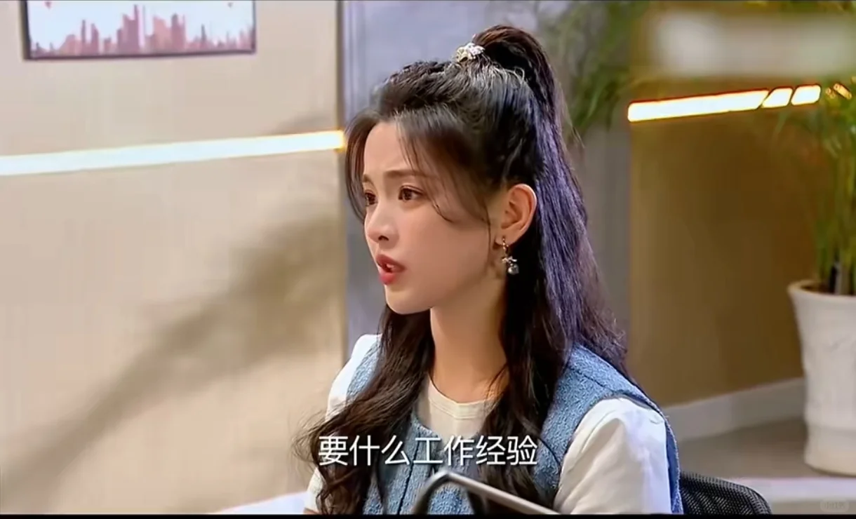 杨超越一晚上狂刷70集短剧！网友：这速度我