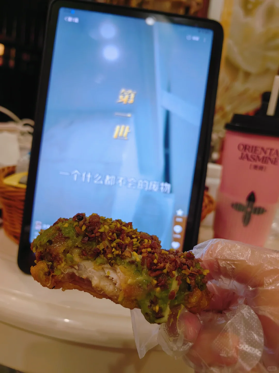 一边吃炸鸡一边看短剧