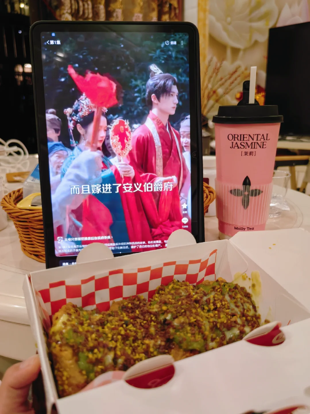 一边吃炸鸡一边看短剧