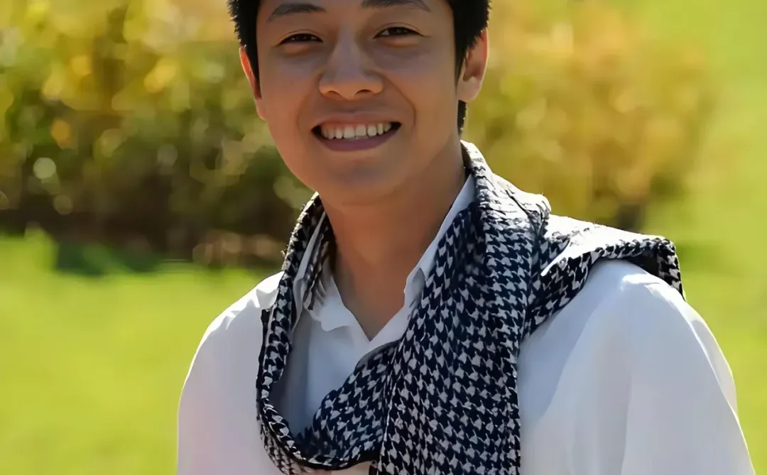 躺在家里玩手机，刷短剧，八十岁也能干