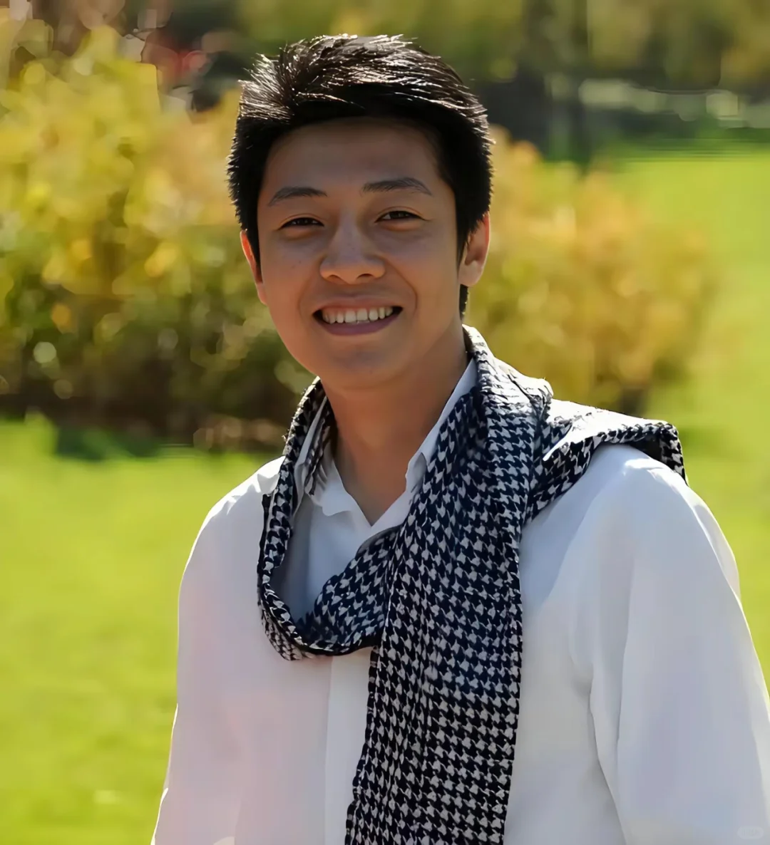 躺在家里玩手机，刷短剧，八十岁也能干