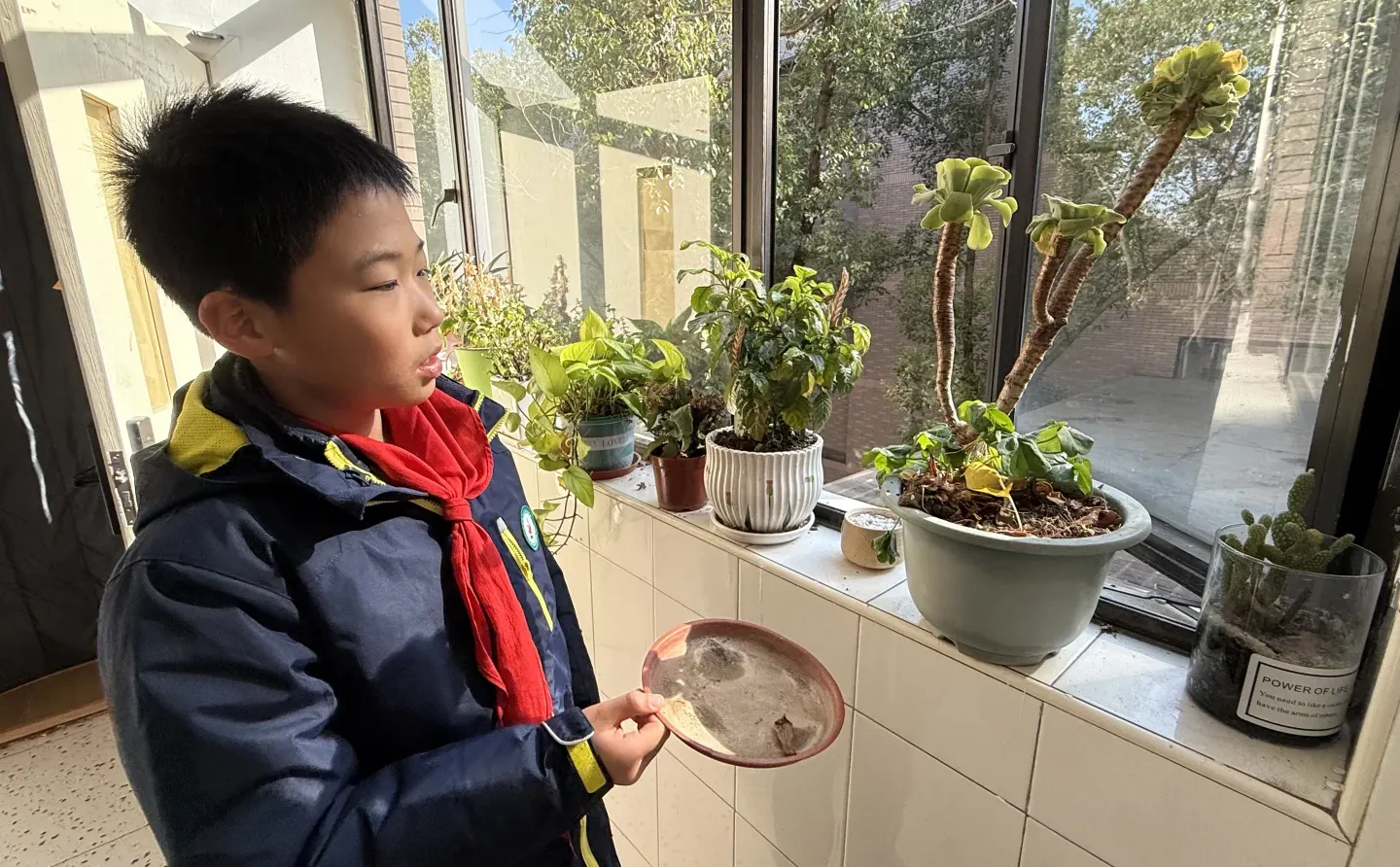 人老了的标志就是他她不笑的时候，你能看到