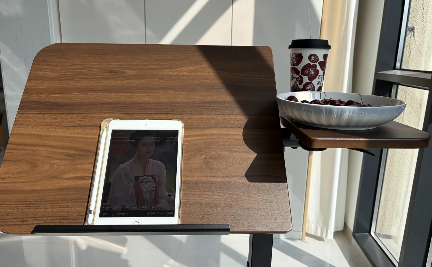 小桌子真不错，省了手机支架