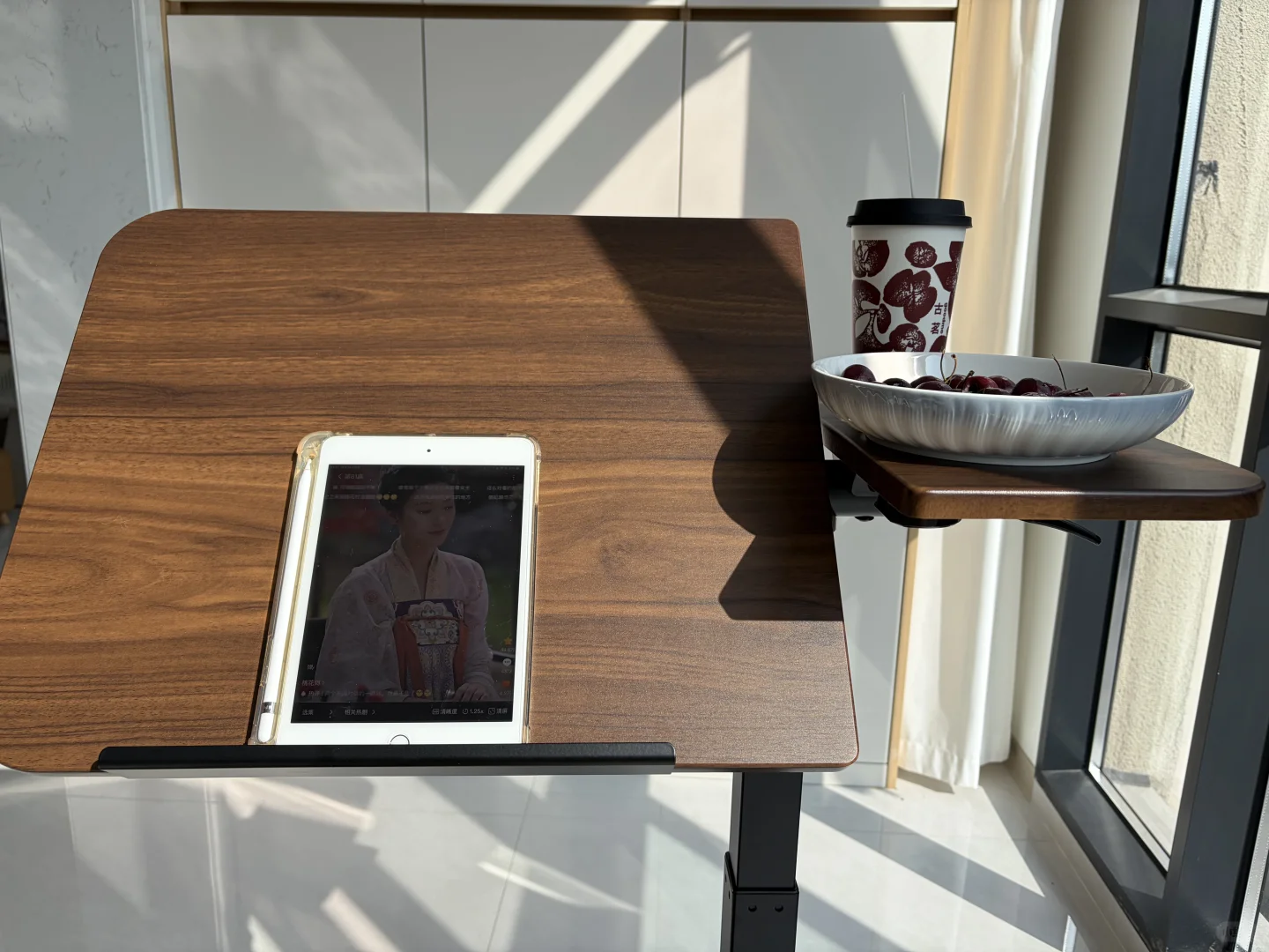 小桌子真不错，省了手机支架