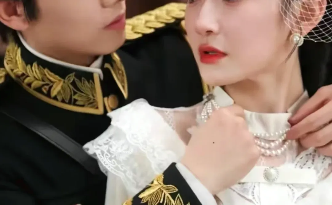 曾辉&韩雨彤深情演绎民国悬疑甜宠剧！