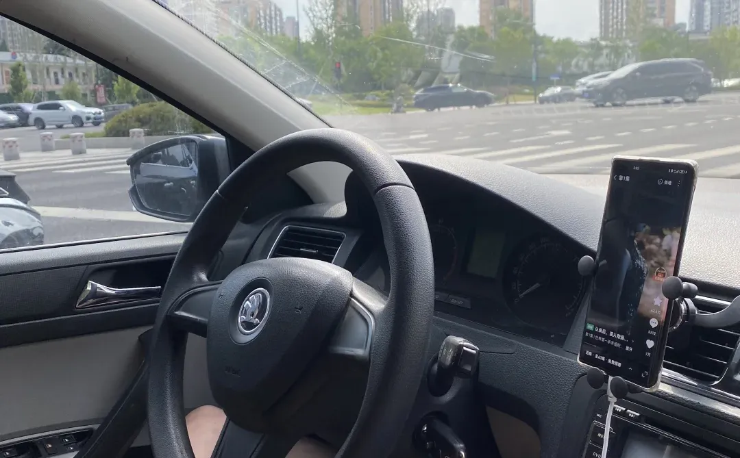 真的受不了，**同事不刷短剧不会开车！