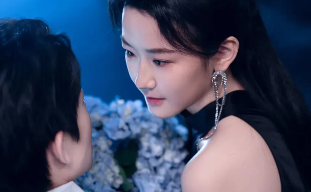 韩雨彤曾辉新剧吻戏多 诱你偷香