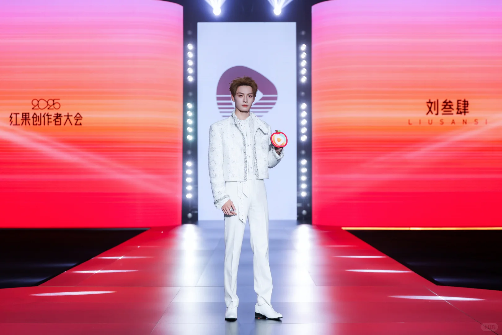 大家好，我是演员刘叁肆